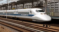 Treno Shinkansen alla stazione di Tokyo, Giappone.