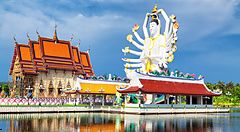 Scultura di Shiva e tempio buddista a Koh Samui, Thailandia.