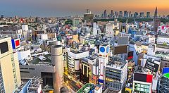 Skyline di Tokyo sopra Shibuya con Shinjuku all'orizzonte al tramonto.