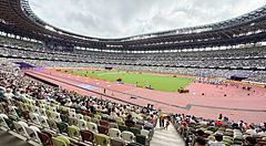 Veduta panoramica degli spalti e della pista di atletica all'interno dello Stadio Nazionale Giapponese a Tokyo.
