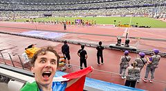 Marco Togni con una bandiera italiana fa un selfie all'interno allo Stadio Nazionale Giapponese a Tokyo durante una gara.