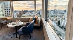 Stanza al InterContinental the Strings Tokyo con vista su Tokyo attraverso ampie finestre.