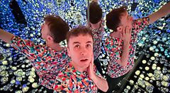 Marco Togni nella stanza delle lanterne a teamLab Borderless Tokyo, circondato da luci riflettenti.