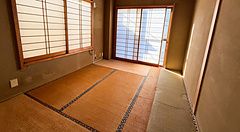 Stanza giapponese con tatami e shoji illuminata dalla luce naturale.