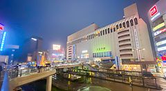 La stazione di Hachioji con il complesso commerciale Celeo visto dalla passerella pedonale in una serata piovosa.