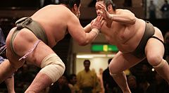 Due lottatori di sumo si sfidano sul dohyo in una gara a Tokyo.