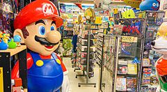 Statua di Mario all'interno del negozio di videogiochi retrò Super Potato nel quartiere di Akihabara, Tokyo.