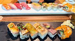 Sushi aburicious servito su piatti rettangolari presso il ristorante Kinka Sushi Bar Izakaya nel quartiere di Shibuya.