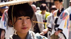 Ragazza giapponese in abito tradizionale al festival di Takayama.