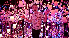 Marco Togni nel teamLab borderless con lanterne colorate riflesse negli specchi.