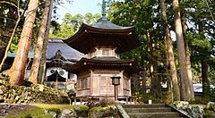 Antico santuario in legno del tempio Eiheiji immerso nei boschi di Fukui, Giappone.