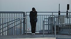 Una persona solitaria sul tetto di Roppongi Hills a Tokyo, Giappone