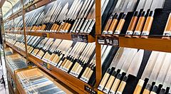 Esposizione di coltelli con manici in legno nel negozio Tokuzo a Osaka.