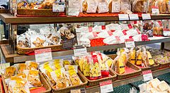 Scaffali di prodotti da forno e panettoni natalizi in vendita presso la panetteria Donq.