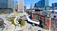 la stazione di Tokyo con grattacieli moderni sullo sfondo