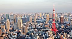 Vista di Tokyo con la Tokyo Tower e grattacieli al tramonto.