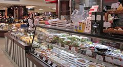 Bancone gastronomia con piatti pronti al Tokyu Food Show di Shibuya.