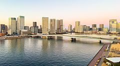 Veduta panoramica di grattacieli e un ponte sul fiume ripresa dalla stanza a La Vista Tokyo Bay a Toyosu.