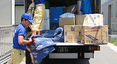 Persone caricano scatoloni su un camion per trasloco in Giappone