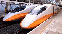 Due treni ad alta velocità parcheggiati alla stazione ferroviaria.