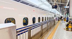 Treno Shinkansen fermo su una piattaforma in stazione in Giappone.