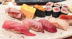 Piatto di sushi con nigiri e maki al ristorante Tsukiji Kagura Sushi.