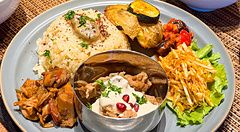 Piatti vari della cucina vegana a VeganLife SoiSoi, ristorante situato in una zona rurale di Kyoto.