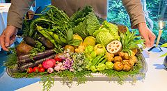 Verdure di stagione disposte su un vassoio al ristorante L'Effervescense di Tokyo.