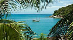 Yacht di lusso in mare turchese tra palme a Koh Samui, Thailandia.