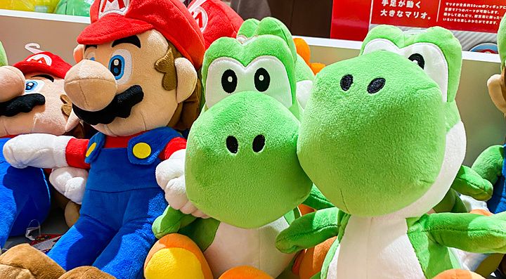 Peluche di Mario e Yoshi in vendita su uno scaffale all'interno del Nintendo Store a Shibuya.