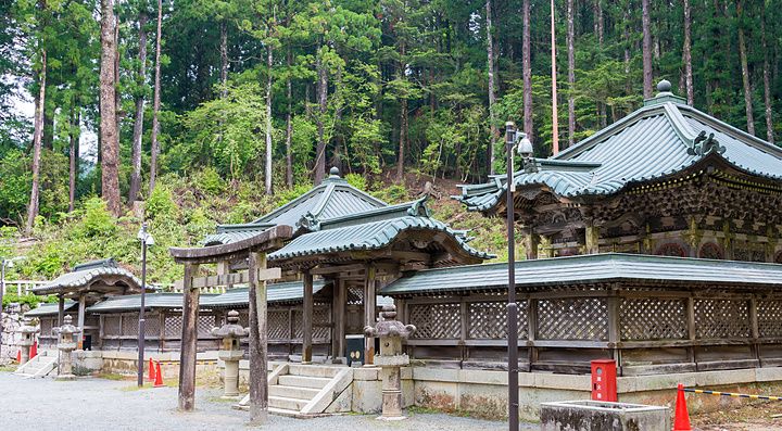 Complesso del mausoleo della famiglia Tokugawa circondato da un bosco sul Monte Koya.