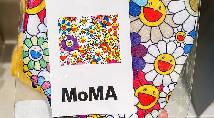 Mascherina con fiori colorati di Takashi Murakami confezionata con cartellino MoMA nel MoMA Design Store a Tokyo.