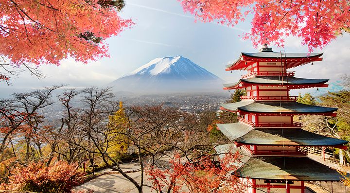 Monte Fuji e Chureito Pagoda con foglie autunnali in Giappone.