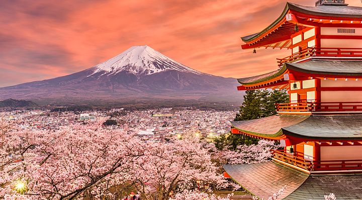 Paesaggio di Fujiyoshida con Monte Fuji e Pagoda della Pace in primavera.