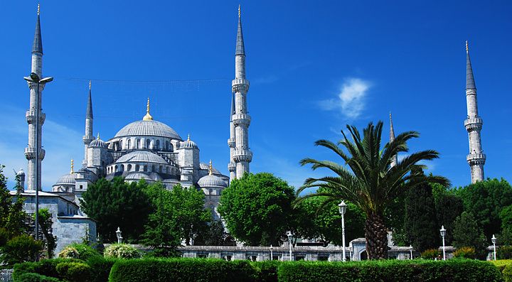 La Moschea Blu di Istanbul con i suoi sei minareti e la cupola luminosa nel cielo azzurro.