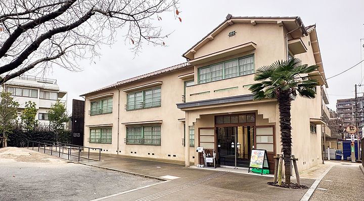 Veduta dell'esterno a Museo Manga Tokiwaso a Tokyo con un cartello verticale e l'edificio del museo sullo sfondo.