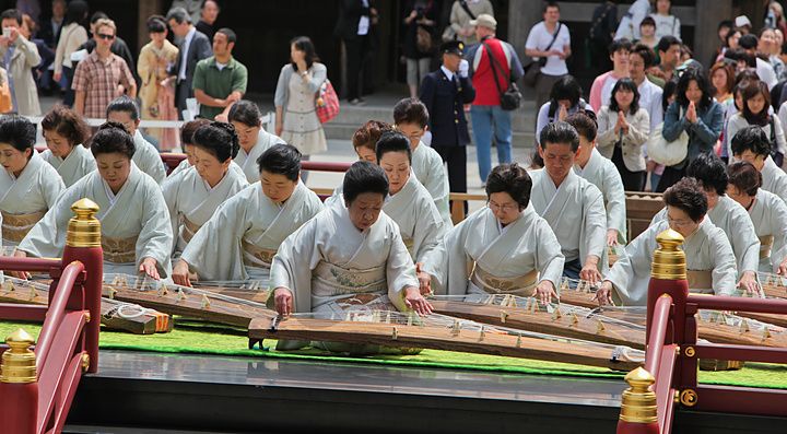 Donne in kimono suonano strumenti tradizionali al tempio Meiji Jingu, in Giappone.