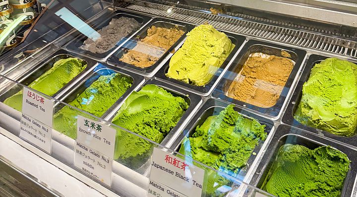 Il banco frigo del negozio Nanaya ad Aoyama mostra diverse vaschette di gelato al matcha di varie intensità di colore.