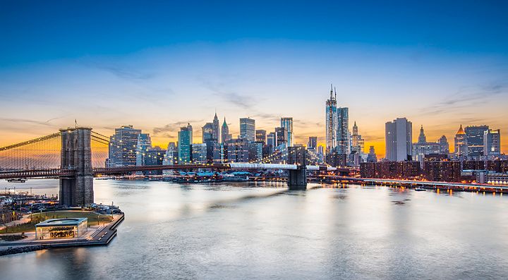 Vista di New York City sul fiume East River verso il distretto finanziario di Manhattan.