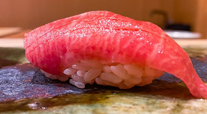 Un nigiri di otoro finemente preparato e servito su un piatto di ceramica presso il ristorante Ginza Iwa a Tokyo.