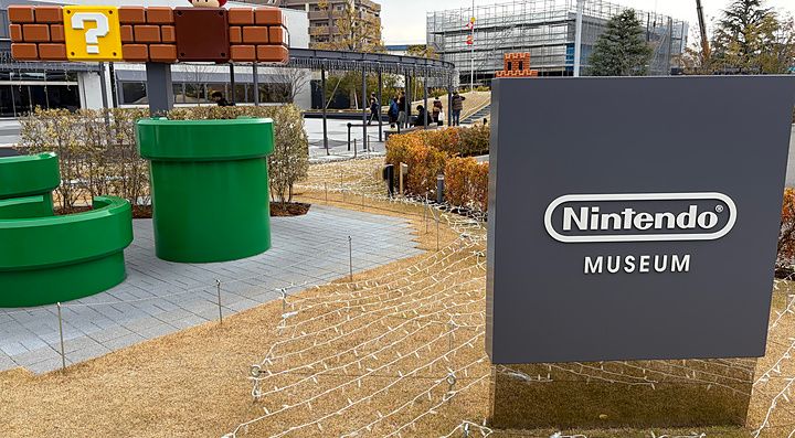 Insegna del Nintendo Museum e installazioni decorative di Super Mario in un cortile all'aperto a Kyoto.