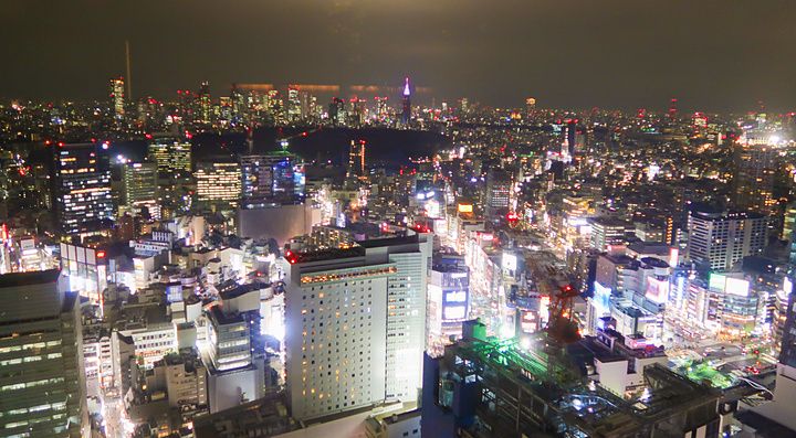 Vista notturna dello skyline di Tokyo catturata dalla finestra a Bar Bellovisto presso il Cerulean Tower Tokyu Hotel.