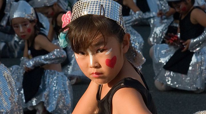 Bambina giapponese in costume al festival Ohara Matsuri di Kagoshima.