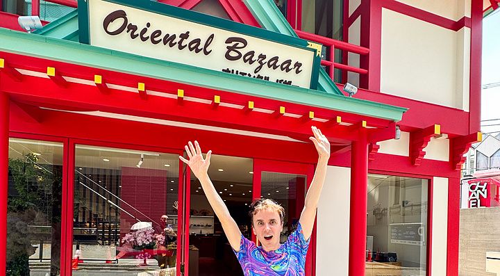 Marco Togni davanti all'Oriental Bazaar a Tokyo.