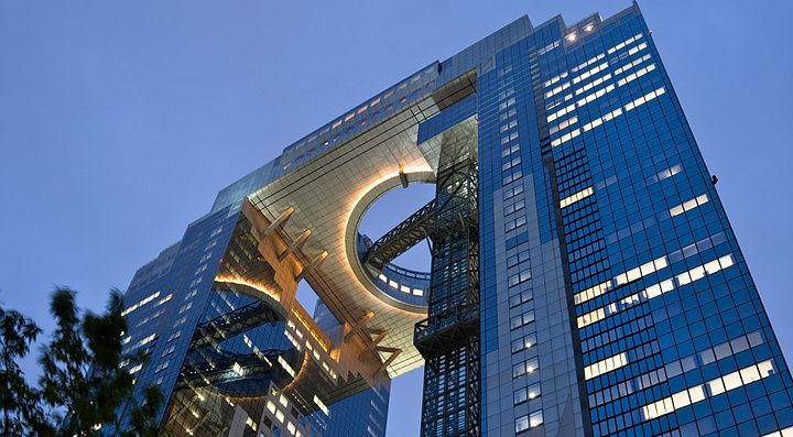 Grattacielo illuminato in Umeda, Osaka al crepuscolo.