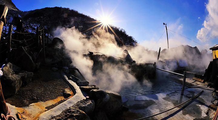 Bocche sulfuree attive nella valle vulcanica di Owakudani, Giappone.