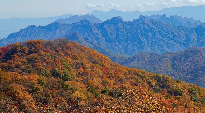 Panoramica autunnale dalla piattaforma di osservazione Usui Pass a Karuizawa con montagne sullo sfondo.