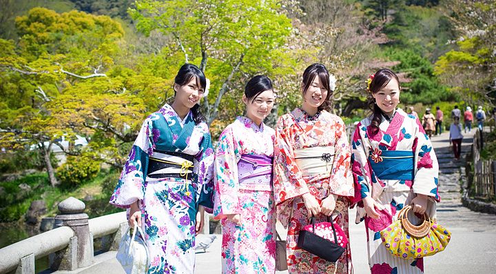 Donne giapponesi in yukata colorati nel parco Maruyama, Kyoto.