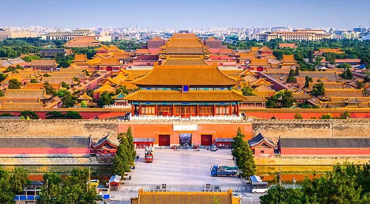 Skyline di Pechino con la Città Proibita e i suoi tetti dorati.