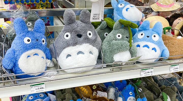 Scaffali di un negozio Hands in Giappone pieni di peluche e portachiavi dei personaggi di Totoro.